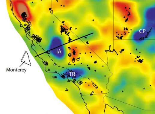 Die Isabella-Anomalie (IA, oben) liegt in derselben Tiefe wie andere Fragmente der Farallon-Platte unter Oregon und Washington und befindet sich auf einer Linie mit Fragmenten vor der kalifornischen Küste. (Forsyth lab / Brown University)
