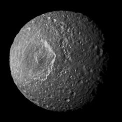 Dieses Mosaik des Saturnmondes Mimas wurde aus Bildern erstellt, die von der NASA-Raumsonde Cassini während ihres engsten Vorbeifluges an dem Mond am 13. Februar 2010 gemacht wurden. (NASA / JPL-Caltech / Space Science Institute)