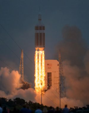 Die Delta-IV-Rakete mit der Orion-Raumkapsel auf ihrer Spitze hebt vom Space Launch Complex 37 der Cape Canaveral Air Force Station ab. (NASA / Bill Ingalls)