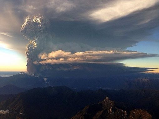 Eine Eruption des Vulkans Calbuco in Chile. (Wikipedia / User: Gabriel Esteffan, cc-by-sa-2.0)