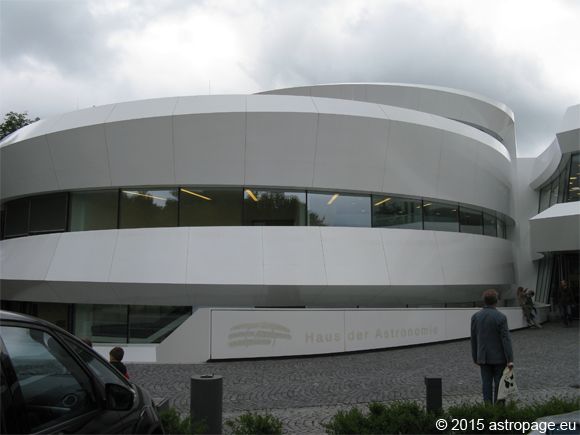 Das Haus der Astronomie auf dem Königstuhl in Heidelberg. Der spiralförmige Grundriss kommt auf dem Foto leider nur ansatzweise zur Geltung. (astropage.eu)