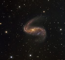 NGC 2442, aufgenommen vom Danish 1,54-Meter Telescope in Chile. (ESO / IDA / Danish 1.5 m / R. Gendler, J.-E. Ovaldsen, C. C. Thöne and C. Féron)