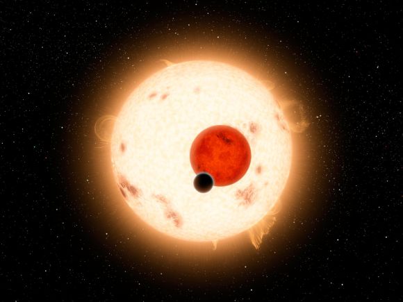 Illustration des Exoplaneten Kepler-16b vor seinen beiden Zentralsternen. Als zirkumbinärer Exoplanet hat er Ähnlichkeit mit Tatooine. (NASA / JPL-Caltech)