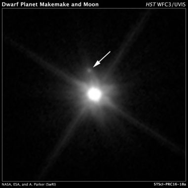 Hubble-Aufnahme des Zwergplaneten Makemake und des neu entdeckten Mondes MK 2. (NASA, ESA, A. Parker and M. Buie (Southwest Research Institute), W. Grundy (Lowell Observatory), and K. Noll (NASA GSFC))