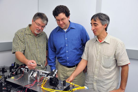 Von links nach rechts: Barry Coyle, Paul Stysley und Demetrios Poulios (Photo Credit: NASA's Goddard Space Flight Center, Debora McCallum)