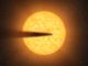 Künstlerische Darstellung des Exoplaneten mit seinem Staubschweif vor dem Zentralstern KIC 12557548. (NASA)