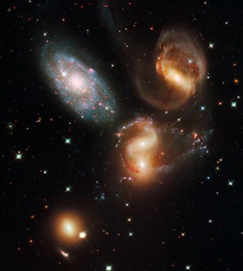 Stephans Quintett, aufgenommen vom Weltraumteleskop Hubble. (NASA, ESA and the Hubble SM4 ERO Team)