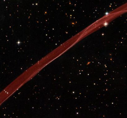 Ein schmaler Ausschnitt aus dem Randbereich des Supernova-Überrests SN 1006, aufgenommen vom Weltraumteleskop Hubble. (NASA, ESA, and the Hubble Heritage Team (STScI / AURA) Acknowledgment: W. Blair (Johns Hopkins University))