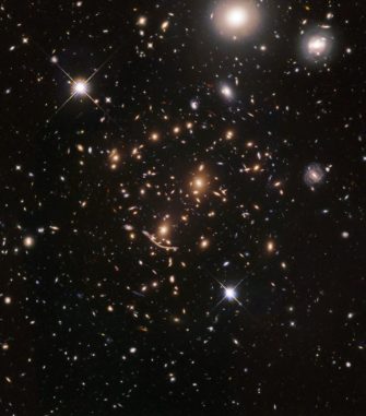 Hubble-Aufnahme des Galaxienhaufens Abell 370. (Credits: NASA, ESA, A. Koekemoer, M. Jauzac, C. Steinhardt, and the BUFFALO team)