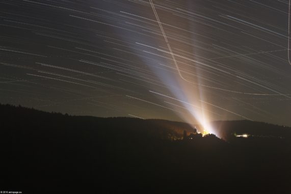 Titelbild: Sternstrichspuren über der Burg Schnellenberg. (Credits: astropage.eu)