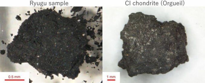 Bilder einer Ryugu-Probe (links) und des CI-Chondriten Orgueil (rechts). (Credits: JAXA and Kana Amano et al.)