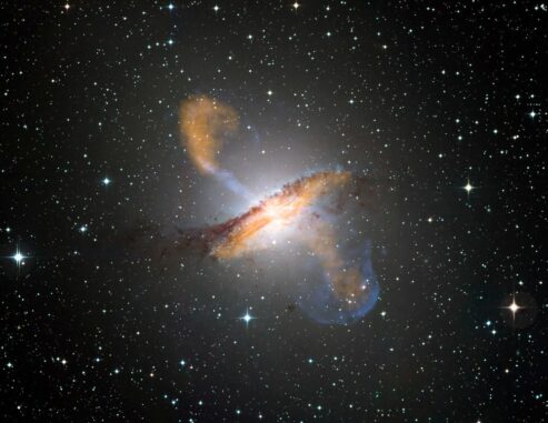 Die aktive Galaxie Centaurus A mit ihren Plasmajets. (Credits: ESO / WFI (Optical); MPIfR / ESO / APEX / A.Weiss et al. (Submillimetre); NASA / CXC / CfA / R.Kraft et al. (X-ray))