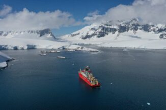 Das Forschungsschiff RRS Sir David Attenborough in der Antarktis. (Credit: British Antarctic Survey)